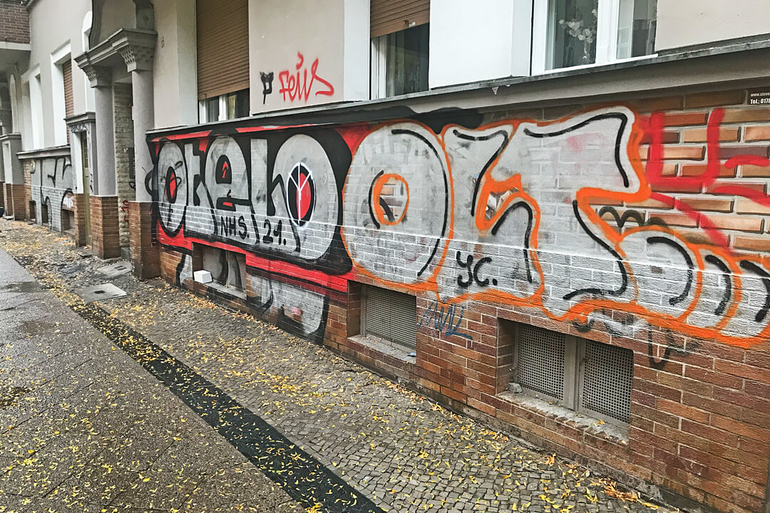 Steven Karlstedt Graffiti - Fassadengestaltung Berlin - davor