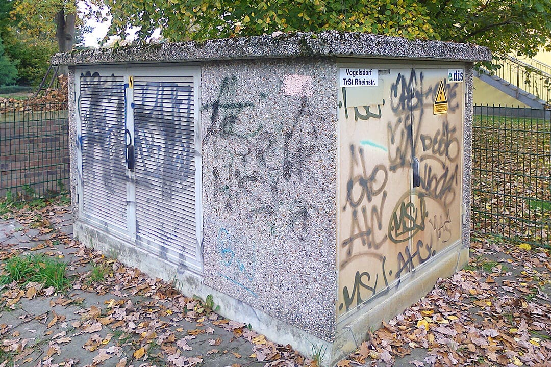 Steven Karlstedt Graffiti - e.dis Netz - Trafostation in Fredersdorf - davor